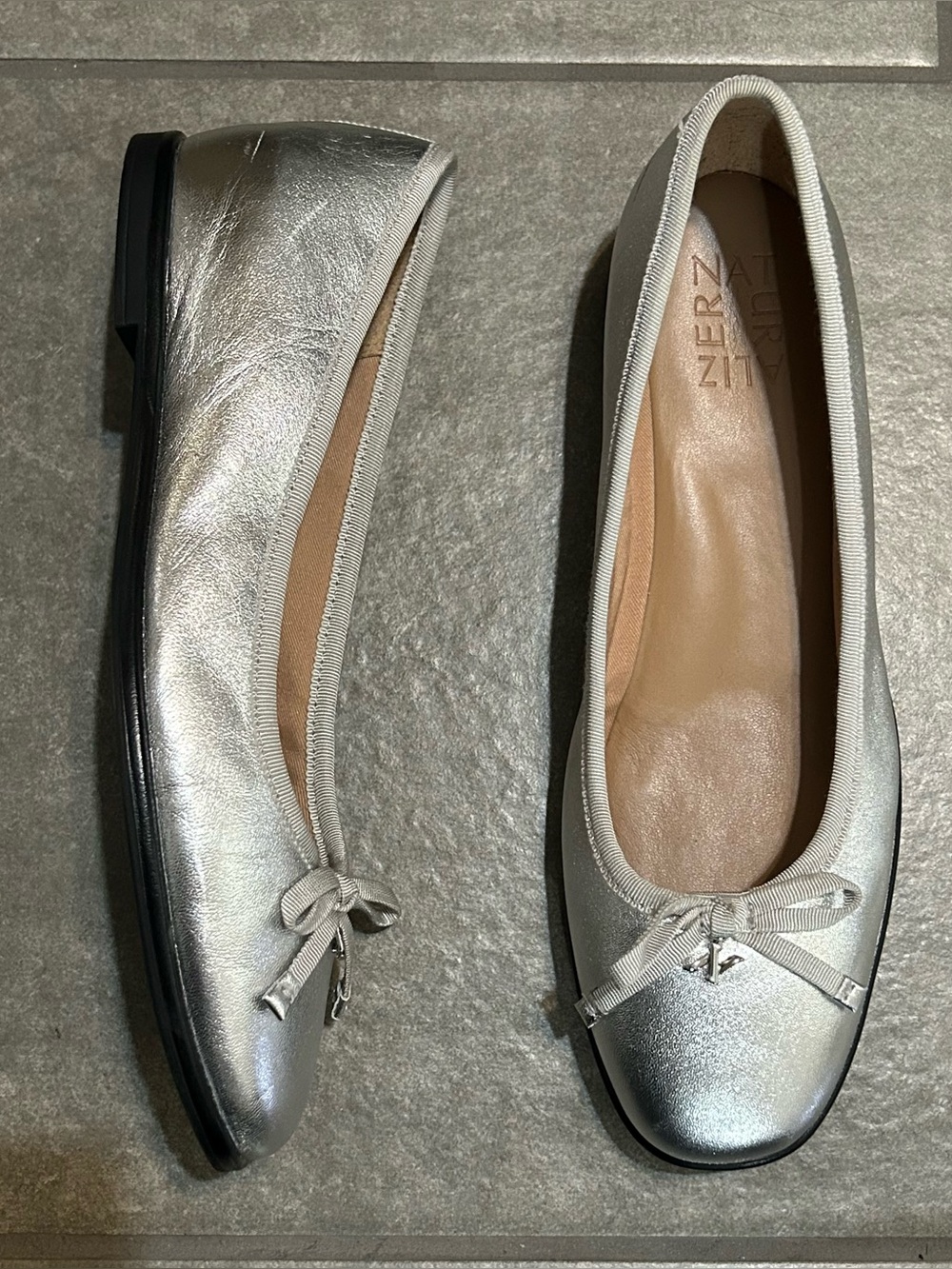Naturalizer Silver Leather Bow Slip On Ballet Flats Women’s Shoe Size 6.5